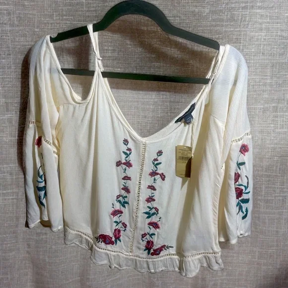 3/$30 American outfitters top - Picture 1 of 3